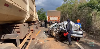 Cinco pessoas são salvas após carro ser esmagado entre caminhões na BR-364 entre Pimenta Bueno e Vilhena