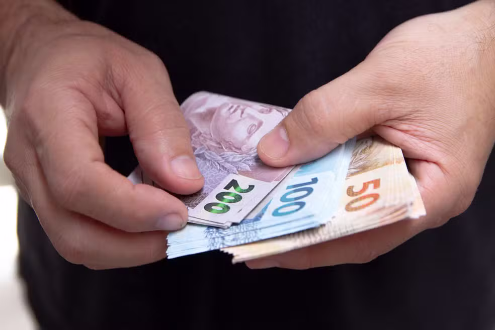 Salário mínimo será de R$ 1.621 em 2026